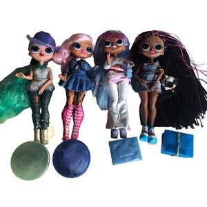 Omg! LOL DOLS/ lot of 4 with a ton of clothes and accessories